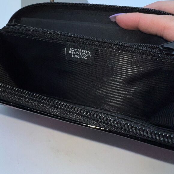 Tahari Touch of Modern Rose and Eiffel Tower Print Wristlet/Wallet RFID - Picture 3 of 9